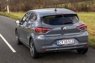 Som hybridbil er der ikke mange synlige forskelle i forhold til de traditionelle Clio-udgaver. Hele tre steder på bilen ser man dog skilte med „E-TECH“, som er Renaults navn for hybrid-teknikken.