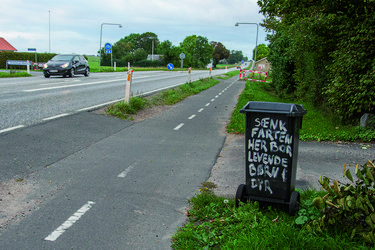 En skraldespand er her syd for Kalundborg brugt til at give bilisterne en klar opfordring