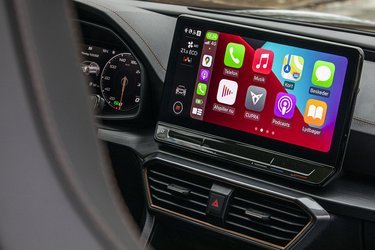 Som standard er bilen udstyret med mulighed for at koble telefonen trådløst op til enten Apple CarPlay eller Android Auto. Det fungerer glimrende!