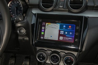Suzukis „multimediecenter“ indeholder DAB+ radio, Apple CarPlay og Android Auto foruden bakkamera og navigationsanlæg. Den standardmonterede 7”-skærm er dog svær at se i solskin og noget langsom til at skifte mellem skærmfunktioner. Alle menuer er på dansk, og der er dansk tale. Vi savner en drejeknap til lydniveauet, der dog kan styres fra rattet.