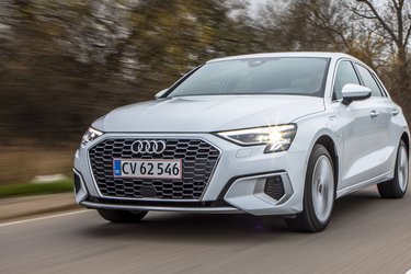 A3 har en front med aggressive linjer omkring kølergrillen. Da Audi kom frem med deres „singleframe grill“ var designsproget mere rundt. 