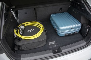 Et klart minus ved plugin-hybridvarianten af A3 er bagagerummet, som kun er på 280 liter. Det er på størrelse med VW Golf eHybrid. Men konkurrenten Mercedes-Benz A250 e har plads til hele 360 liter!