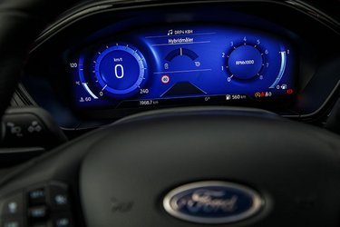 Testbilen var udstyret med Fords nyudviklede digitale instrumenter, som er samlet i en 12,3-tommer skærm foran føreren. Det fungerer fremragende, men er desværre ekstraudstyr til godt 12.000 kr.