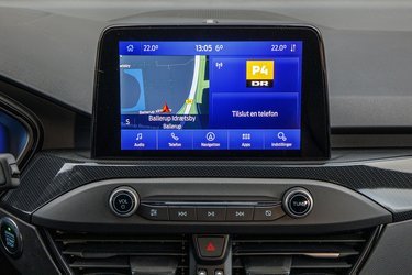 Alle Focus har en 8-tommer touchscreen til betjening af telefon, radio og navigation. Apple CarPlay og Android Auto er standard.