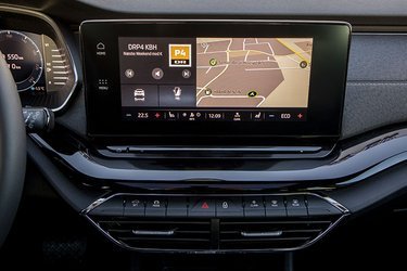 Den store 10-tommerskærm er standard og indeholder dels navigationsanlæg, dels trådløs opkobling til Apple CarPlay eller Android Auto. Menustrukturen er enkel og let at vænne sig til.