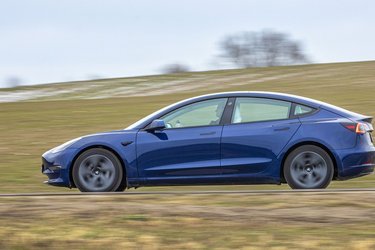 Det er ikke de store synlige ændringer der er kommet som en del af faceliftet af Tesla Model 3. Nyt er sorte vindueslister og dørhåndtag foruden et nyt design af fælgene.