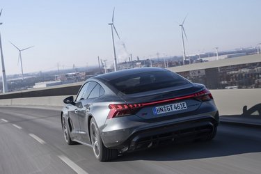 Audi e-tron GT kan køre 245 km/t. i Quattro-udgaven og 250 km/t. i den kraftigere RS-version. Rækkevidden er på op til 479 km – men ikke med den fart!