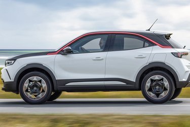 Den nye Mokka fås i flerfarvet lakering og kan på den måde se ganske moderne ud. Den røde, buede liste over dørene er typisk for Opel og giver en lille hilsen til bl.a. den udgåede Opel Adam.