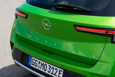 Opel har valgt, at el-udgaven skal se ud som de øvrige motorversioner. Et lille ’e’ på bl.a. bagklappen afslører dog, at der her er tale om den elektriske udgave af Opel Mokka.