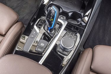 Til højre for den elektroniske gearstang er der knapper til at styre køreprogrammerne Sport, Comfort og Eco Pro. Foran gearstangen er der plads til trådløs opladning af mobilen.