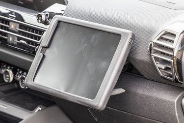 Man kan montere en holder til en iPad foran højre førersæde i en særlig konsol, der kan klikkes fast på instrumenthuset. Systemet er sikkerhedstestet og er ikke i vejen for en evt. airbag. Skærmen er udformet, så føreren ikke kan se den under kørslen.