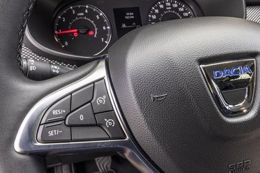 Dacia Sandero Comfort har fartpilot og fartbegrænser som standard. Den er ikke adaptiv, men den er let at betjene fra knapperne på rattet.