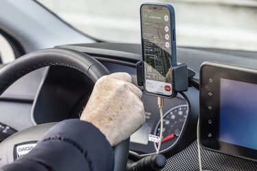 Man kan benytte mobiltelefonens eget navigationsanlæg, hvis man ikke vil benytte sig af Apple CarPlay eller Android Auto. Det er faktisk lovligt, og en fin løsning.