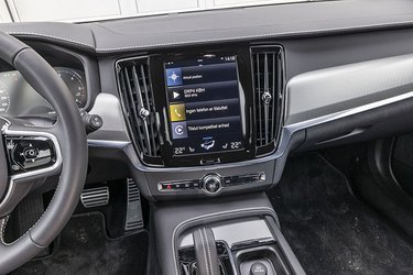 Skærmen har danske menuer og store ikoner, der aktiverer radio, telefon, navigationsanlæg eller en af de mange apps, der kan installeres i bilen.