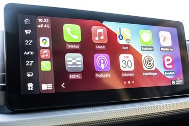 Den store skærm har mulighed for at koble telefonen op via Apple CarPlay med kabel. Der er i øvrigt ikke danske menuer i skærmen.