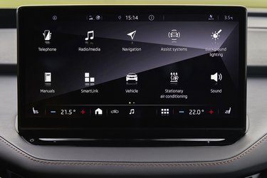 Den store 13-tommerskærm er let at aflæse, og i Danmark kommer den med danske menuer. Der er mulighed for at koble telefonen trådløst op til Apple CarPlay og Android Auto.