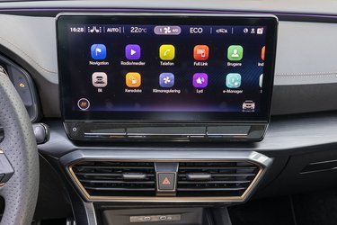 Den store 12-tommer skærm er både flot og let at bruge. Der er mulighed for at koble mobilen trådløst op til Apple CarPlay eller Android Auto.