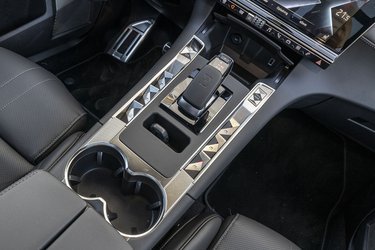 Rundt om gearstangen er der placeret en række flotte knapper, der bl.a. styrer elruderne.