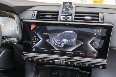 Den store skærm giver fin adgang til de fleste af bilens funktioner. Under skærmen er en række knapper med til at styre skærmens menuer.