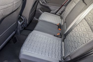 Bagsæderne giver god komfort, og som en af de få biler i klassen kan man længdeforskyde sæderne, ligesom ryglænets hældning kan justeres. Rart, når man kører lange ture.