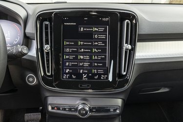 Der er kun ganske få egentlige knapper i bilen. I stedet styres de fleste af bilens funktioner fra et skærmbillede med alle knapperne vist.
