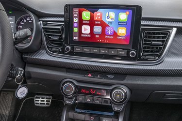 8”-trykskærmen er højt placeret og let at betjene. Især fordi den både har drejeknap til volumen og direkte knapper til radio, medier samt stjerneknappen, der kan programmeres til eksempelvis Apple CarPlay/Android Auto. 