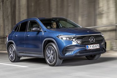 Mercedes-Benz EQA er den mindste elbil i familien, og er baseret på GLA-modellen. Den har forhjulstræk, og er ret højbenet at se på-