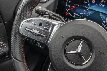 Den adaptive fartpilot styres fra knapperne til venstre på rattet. Den kan indstilles til selv at følge hastighedsgrænserne fra enten vejskiltene eller fra den information, der er lagret i navigationsanlægget.