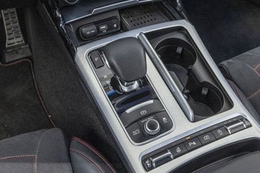 Via drejeknappen bag gearstangen kan man skifte mellem flere køreprogrammer, der bl.a. har indflydelse på affjedring, motor, gearkasse og sædernes hårdhed. Bemærk knapperne, der styrer både sædevarme og den indbyggede køling i sæderne.