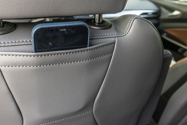 Bag forsæderne er der indsyet en lille lomme som f.eks. kan bruges til bagsædepassagerernes mobiltelefoner.
