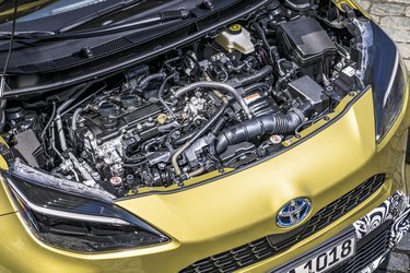 Der kommer kun hybrid-udgaver af Yaris Cross til Danmark. Teknikken er bygget op omkring en trecylindret 1.5-litermotor, der er er koblet til en CVT-gearkasse af Toyotas nyeste fjerde generation. Den virker grundlæggende udmærket.