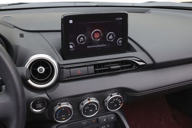Der er trykskærm, altså når bilen holder stille. Når du kører, skal du bruge den sølvfarvede drejeknap ved gearstangen til at betjene infotainmentsystemet. 