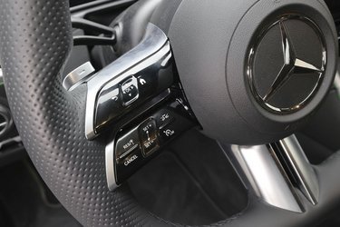 Den adaptive fartpilot er nu standard på alle udgaver og betjenes fra knapper på venstre side af rattet. Det er touch-knapper, og de fungerer fint, når man lige har øvet sig et par gange.
