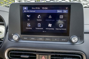 Skærmen er på 8 tommer og har danske menuer og trådløs Apple CarPlay og Android Auto, men der er ikke indbygget navigationsanlæg.