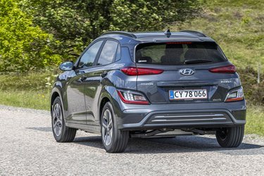 Hyundai Kona er en mini-SUV med god højde og et sprællende design. I den nye eludgave er man gået væk fra de sorte plasticpaneler langs skærmkasserne.