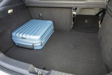 Der er gode, regulære sider i bagagerummet, men gulvet er højt, og der er ikke ekstra plads til f.eks. ladekabler under gulvet.