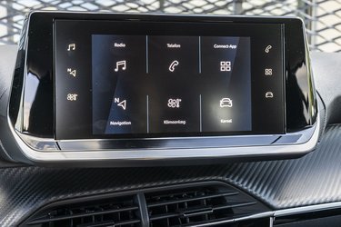 Skærmen er udstyret med danske menuer, og man styrer menuerne ved tryk med fingeren. Funktionen er o.k., og der er indbygget Apple CarPlay og Android Auto.