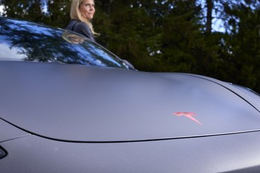 Inspirationen til det røde Tesla-logo fandt Mie Strømberg på nettet