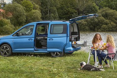 Caddy er VW’s svar på en Berlingo, og det betyder god plads i bilen. Med denne campingudgave er der plads til fem personer i hverdagen, mens to kan tage på tur i en bil med indbygget dobbeltseng.