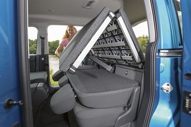 Til hverdag er bilen udstyret med et trepersoners bagsæde, men folder man det sammen (eller tager det helt ud af bilen) kan man folde dobbeltsengen ud, så man kan sove i bilen.
