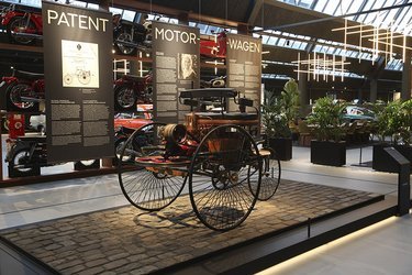 Man skal begynde med begyndelsen: Et af Haaning Collections trækplastre er en kopi af verdens første bil, Benz Patent-Motorwagen fra 1886. Kopien blev bygget af Mercedes-Benz 100 år senere.