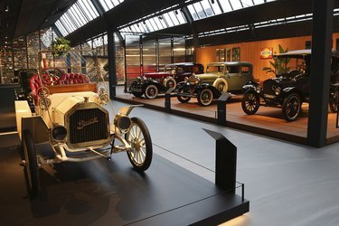 Haaning-samlingen er inddelt i fem tidszoner med fokus på de vigtigste perioder i bilens historie. Her er vi i afdelingen for biler fra før Anden Verdenskrig.