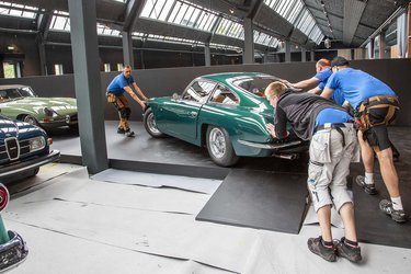 Bilernes placering er bestemt ikke tilfældig. Her er en af Haaning Collections nyanskaffelser, en Lamborghini 400 GT 2+2, ved at blive bakset på plads.