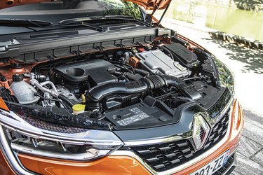 I hybridudgaven er der monteret en 1.6-liters benzinmotor, der arbejder sammen med to elmotorer i gearkassen. Motoren er uden turbo og uden nogen former for drivremme. Renault Arkana bygges i Sydkorea.