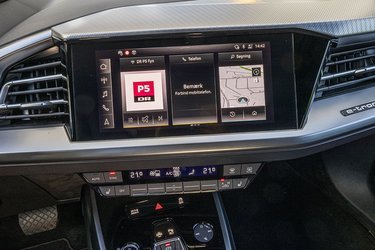Skærmen er kun på 10”, det er småt i dag, og du kan tilkøbe en større skærm på 12”. Men skærmen reagerer hurtigt og har trådløs forbindelse til Android Auto og Apple CarPlay. 