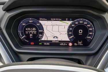 Audi leverer komplet digital visning af instrumenterne, så bilen føles mere normal end mange konkurrenter. Du kan ændre på visningen, men det er små justeringer, her kunne Audi godt tilbyde flere visningsformer. 