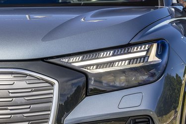 Der er fire smarte LED-visninger, hvis du opgraderer til adaptive forlygter. Det er med i en teknikpakke, ellers koster de 10.000 kr., et af de kryds man skal sætte på bilen. Dels får du markant bedre lys på bilen, dels ser bilen bare bedre ud!