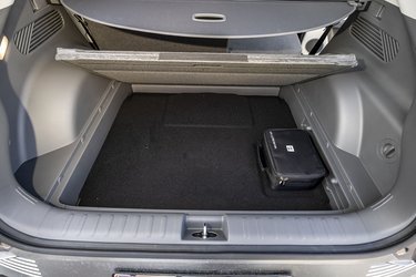 Under gulvet er et pænt stort ekstra rum til småting. Der er ikke reservehjul, men i stedet blot et lappekit i den sorte taske.