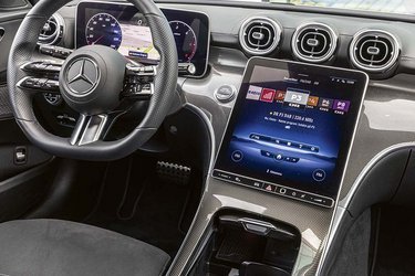 Den store skærm i midten er let at betjene, og der er indbygget trådløs Apple CarPlay og Android Auto.