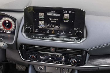 Skærmen er på ni tommer, og navigationsanlæg og trådløs Apple CarPlay og Android Auto er standard. Alle menuer på dansk.